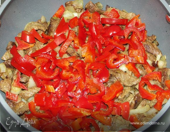 К мясу с луком добавить перец.