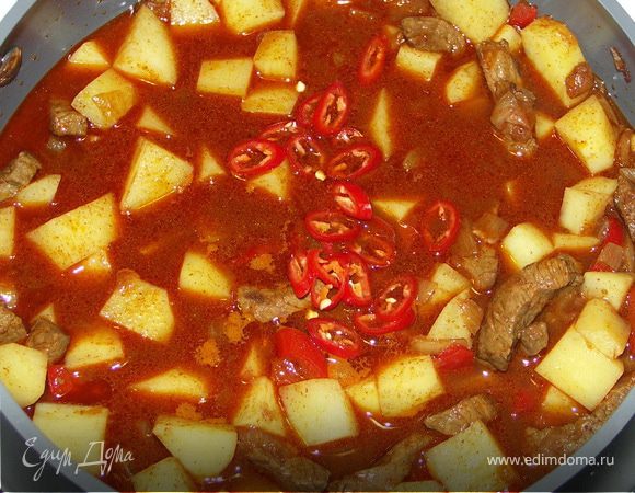 После закипания засыпать картофель и нарезанный колечками острый перчик (без семян). Посолить.