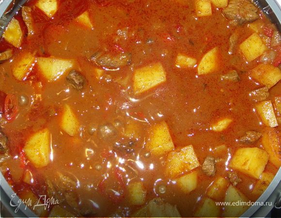 Накрыть крышкой, сделать огонь на минимум и тушить до готовности примерно 30–40 минут. Снимите с огня готовый гуляш и дайте блюду настояться еще 15–20 минут.