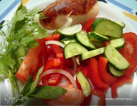 С хлеба срезать корки,поломать или порезать его на кубики и высушить в духовом шкафу.Куриные грудки нарезать ломтиками.Овощи нарезать удобными вам ломтиками,салатные листья порвать,лук нарезать полукольцами.Всё смешать.