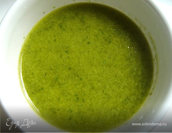 Оливковое масло,уксус(количество отрегулируйте по своему вкусу),кинзу и листики базилика смолоть в блендере.Посолить и поперчить.