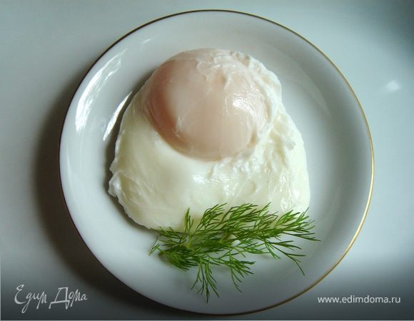 Приготовьте яйца-пашот.В ковшике вскипятите небольшое количество подсоленной воды.Одно яйцо разбейте в чашку.Как только вода закипит,убавьте огонь и энергично размешайте воду,так,чтобы образовалась воронка.Уберите ложку и быстро вылейте в центр воронки яйцо.Собирать белок ложкой не надо,вода закрутит его вокруг желтка.Доведите до готовности белка и выньте шумовкой.Желток должен остаться жидким!Дайте стечь воде.Лишний белок можно аккуратно удалить ножом.Так же приготовьте остальные яйца.