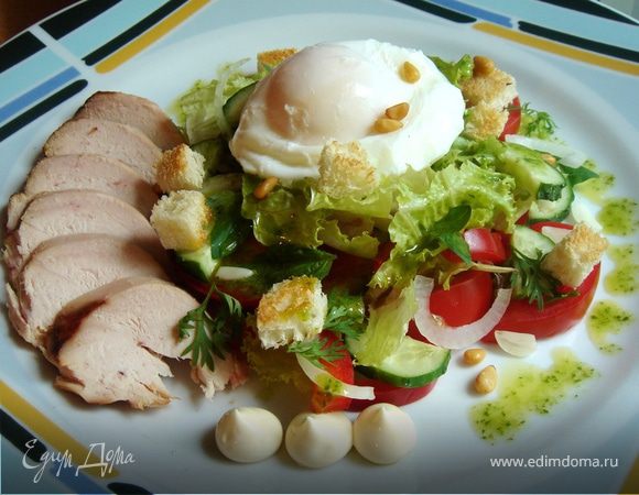 Выложить на в центр тарелки 1/4 салата,полить его соусом,вокруг расположить кусочки копчёной курицы.На салате расположить яйцо-пашот.Обсыпать салат сухариками,кедровыми орешками и пластинками пармезана.Приятного аппетита!