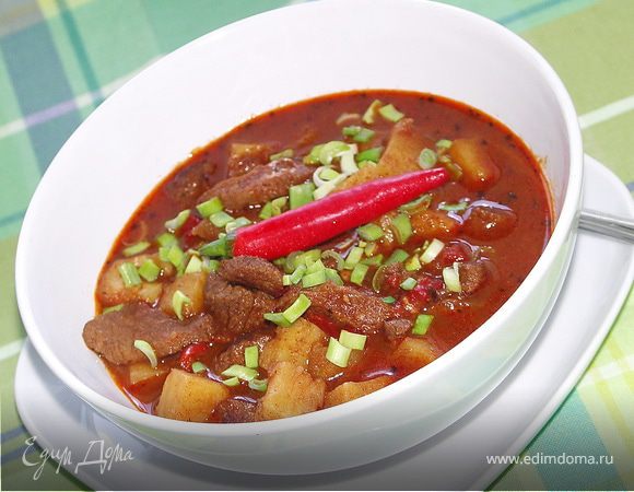 Ну а если день выдался прохладный и сырой, подайте к гуляшу стручок острого (не чили) перца и кушайте вприкуску. Уверяю вас, и тело, и душа ощутят блаженство и удовлетворение:)<br />
P.S. По желанию можно присыпать гуляш зеленым луком или петрушкой. Приятного аппетита!