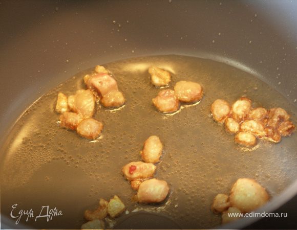 Для жарки мяса можно взять растительное масло или смалец (классически), который предварительно нужно растопить на сковороде до полного вытапливания жира. После чего шкварки вылавливаем шумовкой и начинаем готовить.