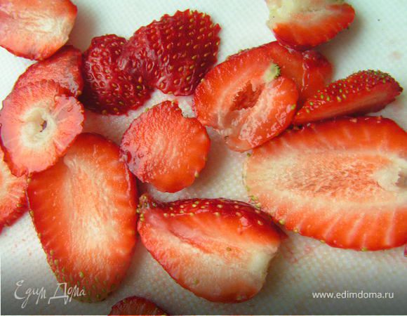 Все ну очень просто)
Берем клубнику...режем ее тонкими брусочками...