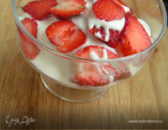 Один из них кладем в креманку и сверху- клубнику...