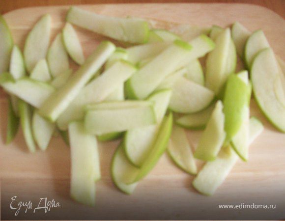 Нарежьте яблоко. Я резала дольками, хотя лучше, на мой взгляд, нарезать тонкой соломкой. Добавьте яблоко к овсянке и перемешайте.