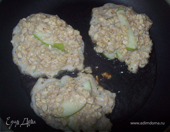 На сковороду налейте масло и ложкой выкладывайте овсяную смесь. Жарьте с двух сторон. Жарятся оладьи очень быстро. не отвлекайтесь..)