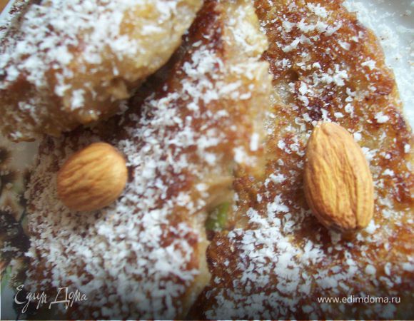 Готовые оладьи можете подавать со сметаной, медом, йогуртом...я слегка присыпала тертым миндалем..)