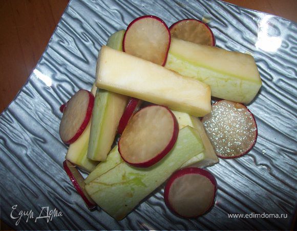 Вариант № 1 нарезать сырой кабачок брусочками толщеной 1-1,5 см.(семенная часть кабачка нас не интерисует нам нужна мякоть со шкуркой). Редис нарезать кружочками. Соотношение овощей оставляю на ваше усмотрение..) дабавить соевый соус, перемешать и дать постоять 2 минуты...долго овощи в соевом соусе не держите, а то редис потемнеет и будет не аппетитно выглядеть...) далее переложите салат на тарелку (без лишнего соевого соуса) и наслаждайтесь. солить не надо так как соевые соус и так имеет солоноватый вку...если хотите можете немного поперчить..) 