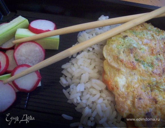 данный салат будет прекрасным гарниром... я, например его использую в качестве гарнира и яичнице "Фу Йонг" http://www.edimdoma.ru/recipes/23994