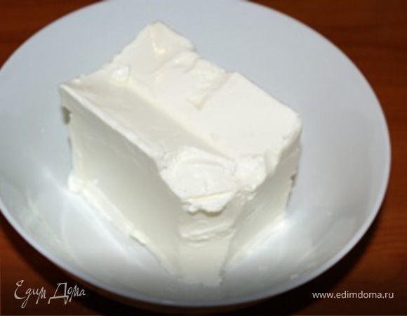 Сыр вынуть из упаковки и положить в глубокую миску.