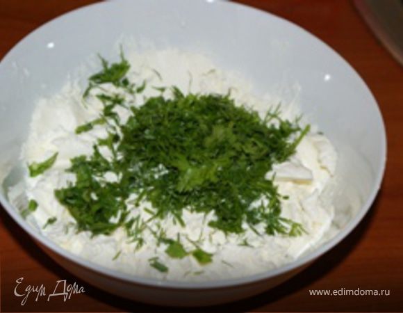 Зелень мелко порубить и добавить к сыру. Все тщательно перемешать. Придется приложить немного усилий, но когда вся зелень смешается с сырной массой, процесс идет куда легче.:)