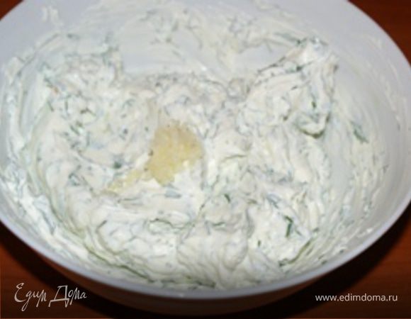 Выдавить чеснок через пресс для чеснока (чеснокодавилка) и распределить по всей поверхности сыра (чтобы чеснок смешался более равномерно). Все тщательно перемешать. Все, готово!