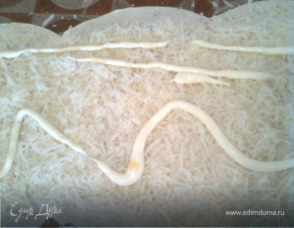 сначало картошку,морковь и яйца отварить, стелим лаваш на стол (у меня был маленький лаваш,а лучше если он будет немного длиннее)смазываем майанезом и картошку пропускаем через тёрку,солим перчим,немного опять добавляем майанез 