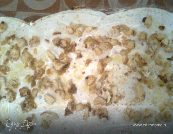 затем наложив последний лаваш ,смазываем майанезом ,кладём грудинку с луком 