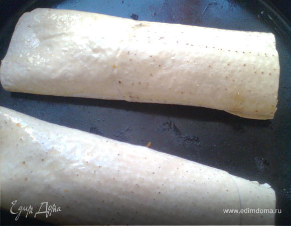 заварачиваем в рулет и смазываем сверху яйцом,отправить в духовку на 5 минут пока не подрумянится рулет,если есть возможность можно приготовить и на гриле)