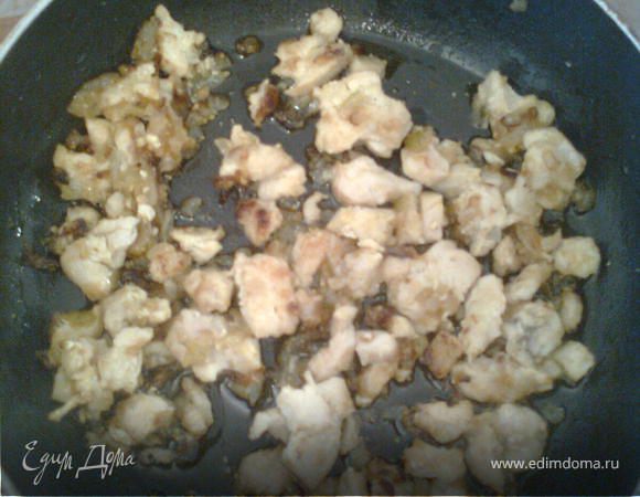 нарезать грудинку на маленькие кусочки и пожарить с луком(здесь одна грудинка)