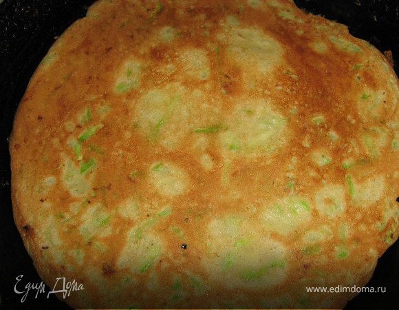 Кабачки вымыть,натереть на крупной тёрке(тонкошкурые кабачки не чистить,отрезать кончики),добавить яйца,взбитые с солью и сахаром,молоко,муки,что бы тесто было гуще чем на блины,но жиже чем на оладьи,влить раст.масло,всё перемешать,посолить и выпекать блины с двух сторон на сухой сковороде.Получается примерно 6 блинов.Блины остудить.