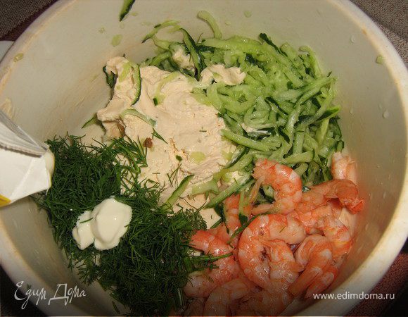 Для крема:креветки залить кипятком на 3-4 минуты,очистить от голов и панцирей,штук 10 оставить для оформления,остальные смешать с творожным сыром,тёртым огурцом,укропом и сливками с помощью блендера,посолить,поперчить по вкусу,дать постоять в холодильнике