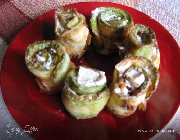 Один кабачок,нарезать на тонкие пластины,и обваляв в муке,обжарить с двух сторон до золотистого цвета,охладить,смазать кремом и свернуть рулетом.Убрать в холодильник,это будет оформление торта.