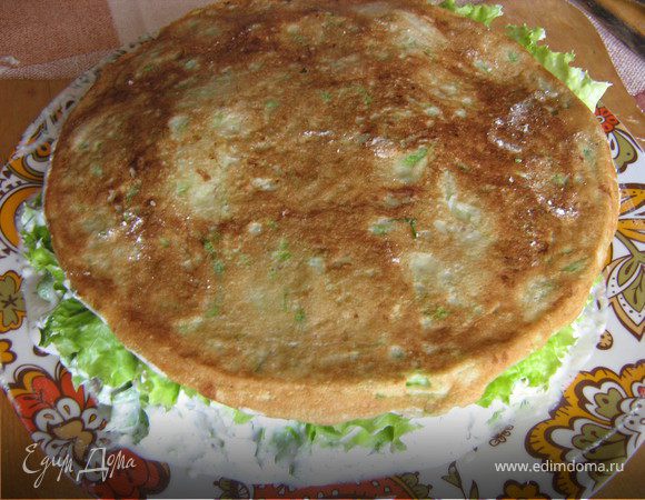 Остальные остывшие блины промазать креветочно-творожным кремом,проложить салатным листьями,