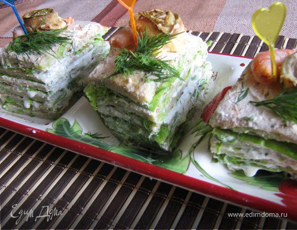 верх торта смазать кремом,украсить кабачковыми рулетиками,целыми креветками и зеленью,обязательно дать постоять в холодильнике пару часов.Подавать порционно!Приятного аппетита!