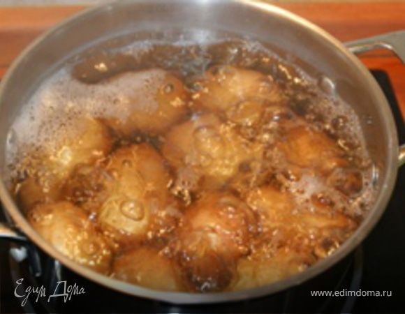 Картофель отварить в мундире и остудить при комнатной температуре.