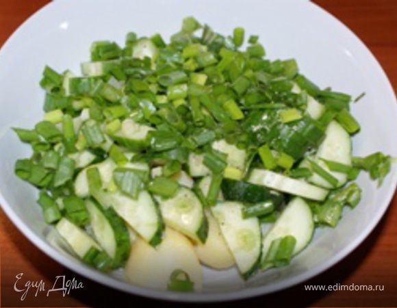 Добавить соль и черный молотый перец по вкусу, растительное масло и аккуратно перемешать салат, чтобы не помять картофель. Салат готов!