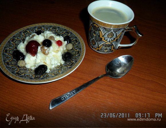 В творог добавляем промытый изюм и шелковицу, смородину и вишню. Поливаем сверху майским медом и наслаждаемся прекрасным вкусом. С кофе особенно замечательно;)) Приятного Вам!!!
