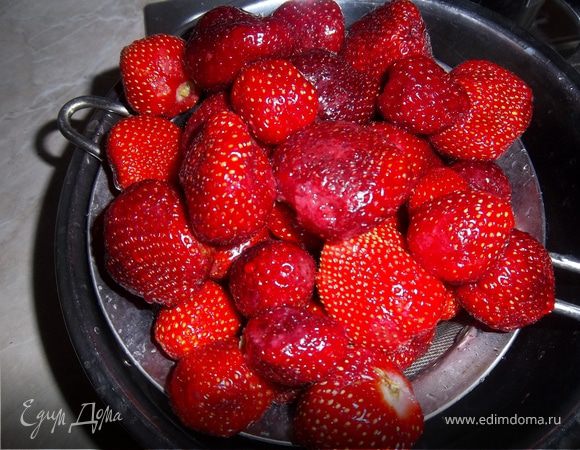 Очищаем клубнику