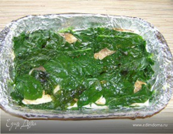 Накрыть листьями шпината, сбрызнуть растительным маслом.