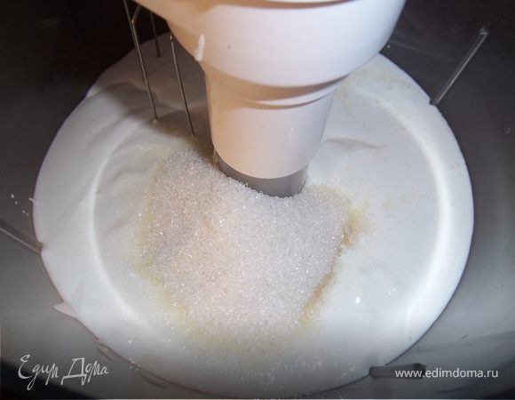 Взбиваем сливки,сметану и сахар