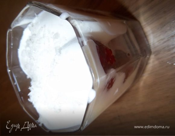 Заливаем клубнику полученной массой и украшаем кокосовой стружкой