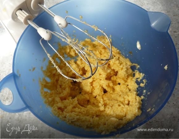 У яйц отделить желтки от белков. Перемешать желтки, масло, сахар и ванильный сахар до однородного состояния при помощи миксера.