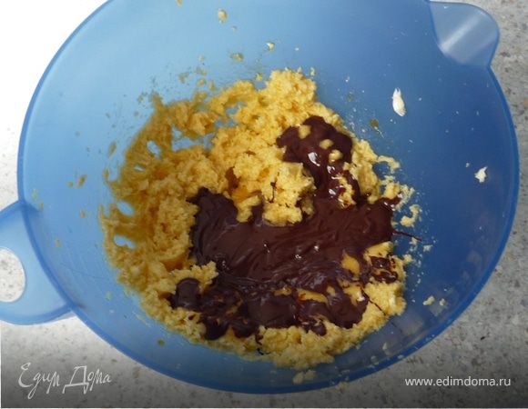 Добавить шоколад к яйчной массе, перемешать.