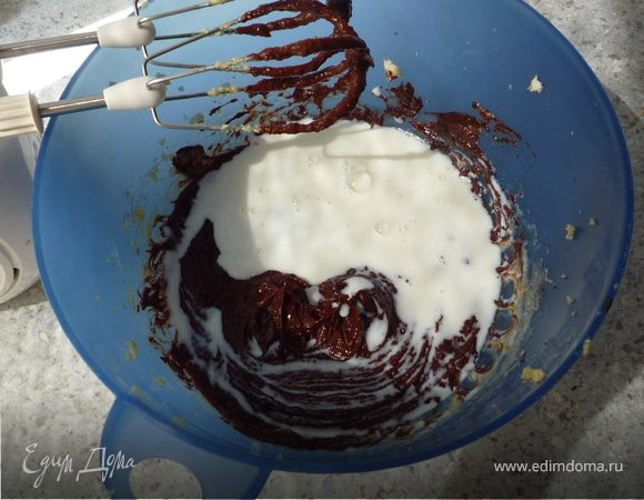 Затем добавить туда молоко и снова перемешать. 