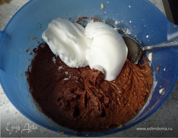 Крепко взбить белки с щепоткой соли. Затем ложкой вмешать белки в шоколадную массу.