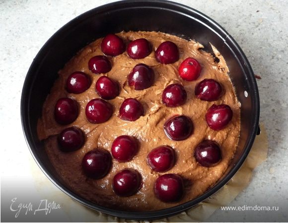 Выложить в форму 2/3 теста и 2/3 вишни.