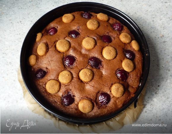 Запечь в предварительно разогретой до 175°C духовке 50-60 минут. Готовность проверить деревянной зубочисткой, проткнув ею пирог. Если на ней теста не осталось, то пирог готов.