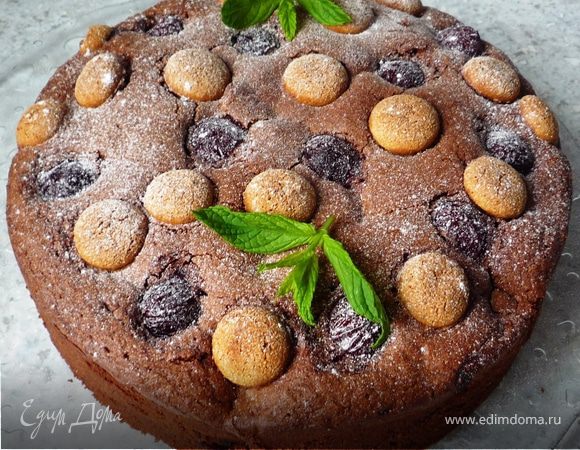 Достать готовый пирог из духовки, дать остыть 10 минут и извлечь из формы. Когда пирог полностью остынет, убрать бумагу для запекания. Посыпать пирог сахарной пудрой, украсить мятой. 
Приятного аппетита!