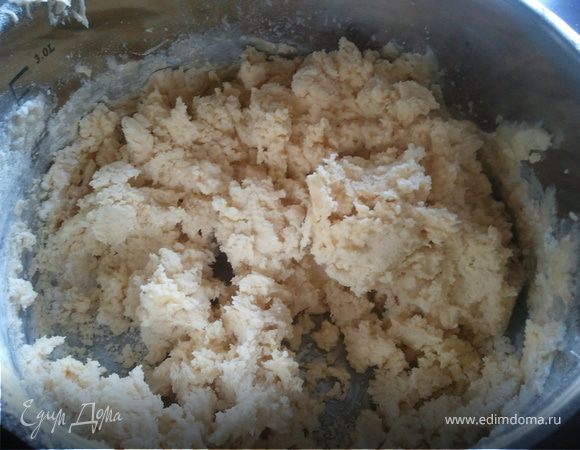 Взбить масло с сахаром до кремообразной массы, добавить желтки, ванилин. Продолжая взбивать, добавить просеянную муку.