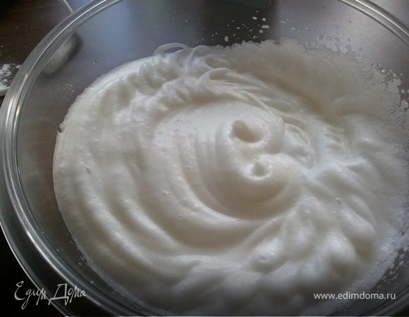 Белки взбить в пышную пену. Добавить их в тесто и осторожно перемешать.