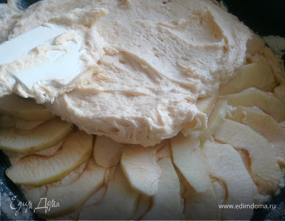 Выложить половину теста в смазанную маслом и присыпанную мукой форму.Сверху положить половину яблок. Выложить оставшееся тесто и сверху оставшиеся яблоки.Смазать верхний слой растопленным сливочным маслом и присыпать сахаром.