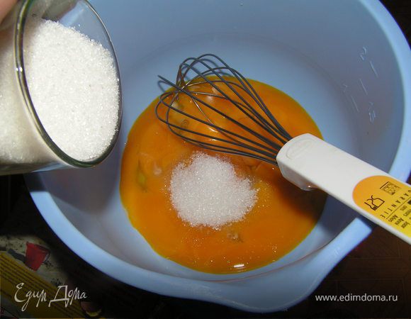Отделить белки от желтков.
Желтки растереть с сахаром...