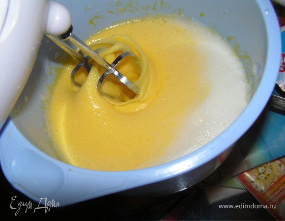 Белки взбить в пену и добавить  к желткам...