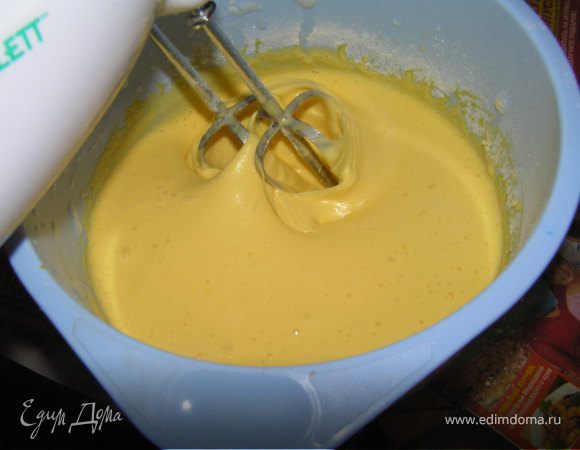 Добавлять муку потихоньку, взбивая миксером, в яичную смесь...