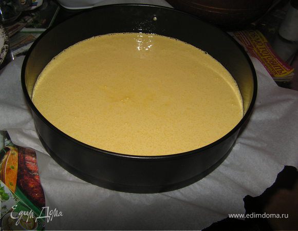 Духовку разогреть до 200*С.
Тесто вылить в застеленную и смазанную маслом разъемную форму(D28 см) и выпекать 25 мин.