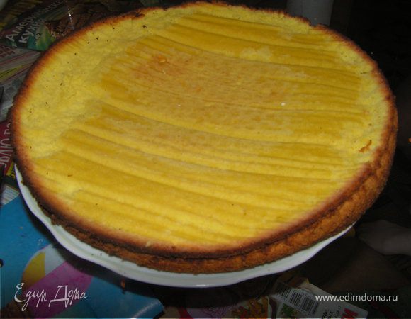 Готовность проверить деревянной палочкой.
Снять кольцо и перевернуть пирог на блюдо, аккуратно снять бумагу( у меня плохо снималась)...